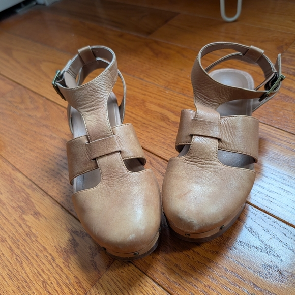 Vionic Faye T-strap Leather Clogs 7 - Picture 5 of 6